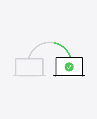 Illustratie van twee laptops die met een lijn met elkaar zijn verbonden, op het scherm van de tweede laptop staat een groen vinkje om aan te geven dat het migratieproces is voltooid