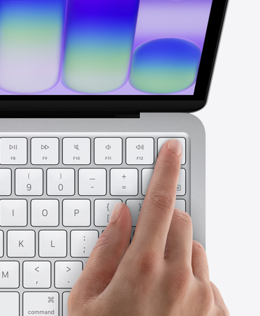 MacBook Neo, kleur Zilver, iemand drukt met een vinger op de Touch ID-sensor in de rechterbovenhoek van het toetsenbord