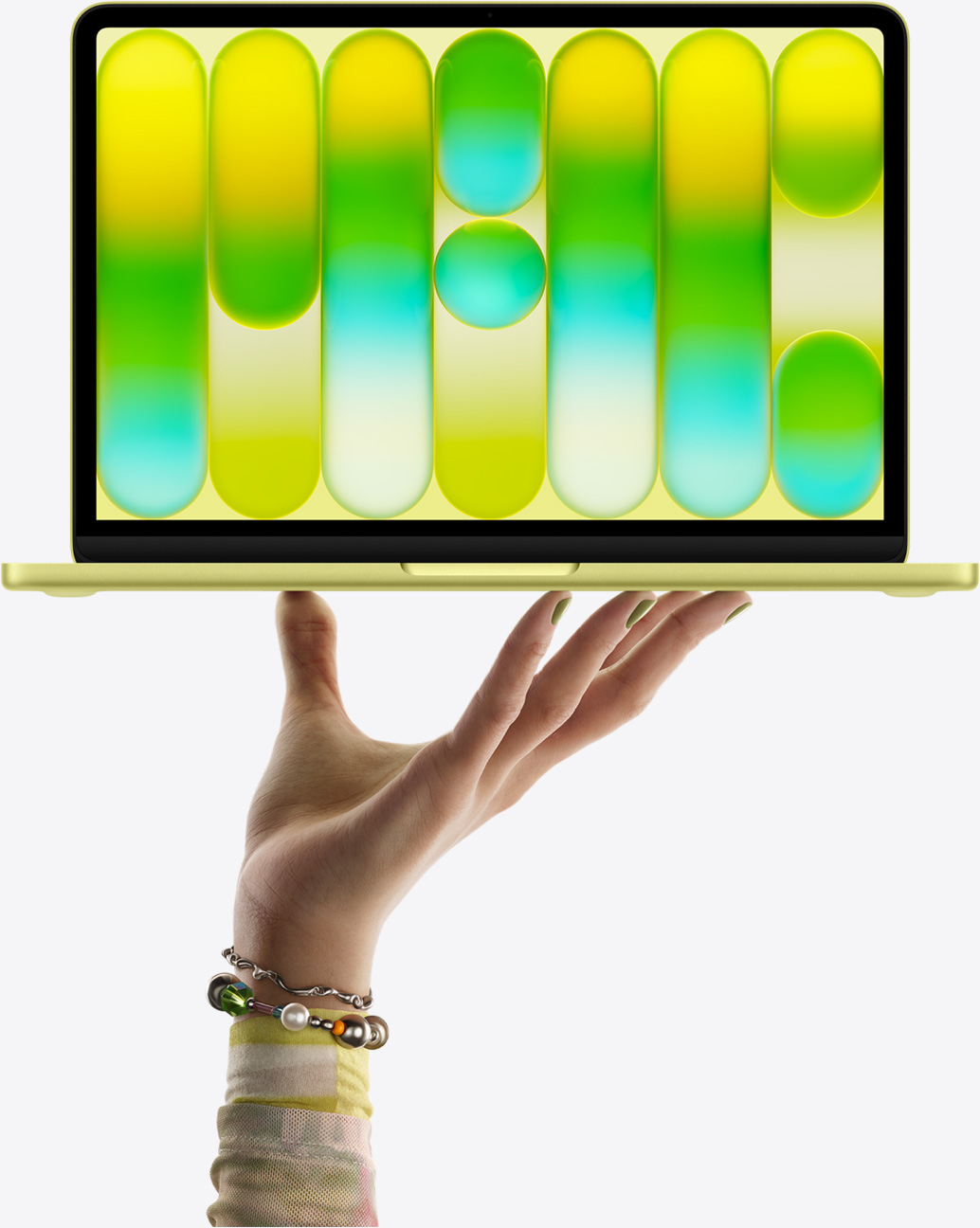 MacBook Neo in de kleur Citrus, balancerend op de vingertoppen van een open hand, op het scherm wordt een kleurrijk abstract patroon weergegeven