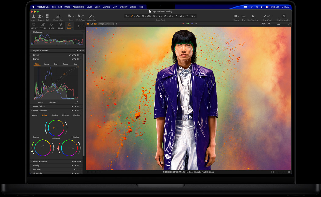 MacBook Pro-scherm met een foto van een persoon die wordt bewerkt in Capture One