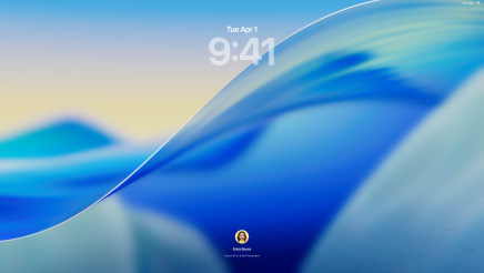 Drie Mac-modellen naar voren gericht, 16-inch MacBook Pro in Zilver aan de linkerkant met de Telefoon-app met recente contacten op het scherm, 24‑inch iMac in Blauw in het midden met macOS Tahoe-achtergrond op het scherm, en 13-inch MacBook Air in Middernacht aan de rechterkant, het scherm toont een Spotlight-zoekopdracht op het bureaublad met Liquid Glass-versies van het Dock en verschillende widgets zoals Agenda, Klok en Weer