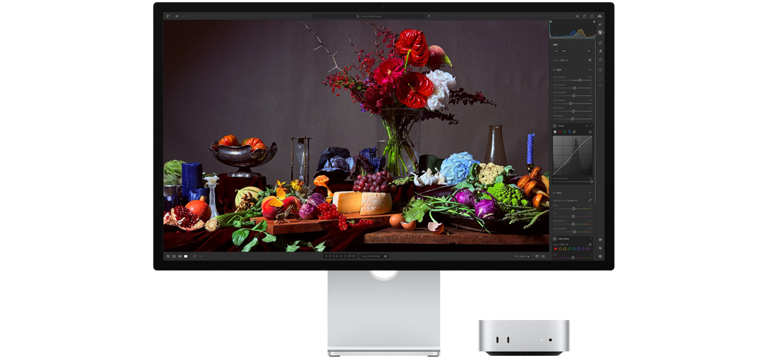 صورة عالية التباين لطاولة عليها عدة أطباق من الطعام وباقة زهور على خلفية داكنة، تعرض كيف تعدّل تكنولوجيا انسجام اللون حرارة الألوان