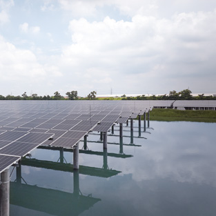 Een zonnepaneelinstallatie boven het water onder een bewolkte hemel