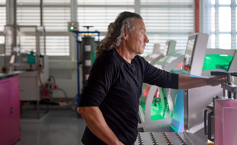 Een medewerker werkt voor assemblagemachines