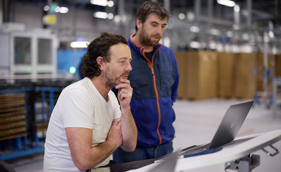 Twee mensen delen een laptop, om samen te werken of te leren